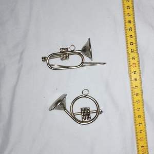 Dekorativa instrument hängen Valthorn,Trumpet Fint skick Säljes som ett par