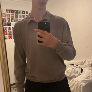 John Henric tröja - Nypris 899kr. Skön, inga defekter. Jag är 185cm och använder oftast storlek M. Kan tänka mig gå ner i pris🙌