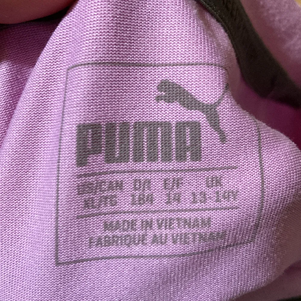 Tränings t-shirt från puma, i rosa och militär grön.. T-shirts.