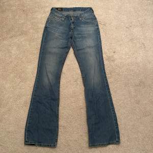 Snygga lågmidjade jeans från Lee🤍 Midja: 75cm Innerbensmåttet: 82cm