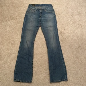 Lågmidjade jeans - Snygga lågmidjade jeans från Lee🤍 Midja: 75cm Innerbensmåttet: 82cm
