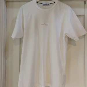 Stone Island T-shirt (kvar) - Knappt använt Stone Tisha🤍 Inga hål eller fläckar! 