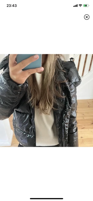 Calvin clein jacka - Säljer denna jättefina calvin clein jacka i nyskick, storlek S men passar xs-m, perfekt till hösten och vintern!