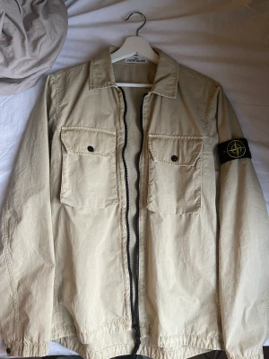 Stone Island overshirt - Skick: 9,5/10 använd en gång Storlek: S Passform: passar M bättre Nypris: 3500 Kontakta för fler bilder Jag: 170cm 65kg