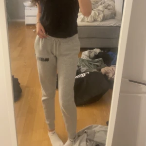 Hoodrich  - Säljer detta fina gråa sättet ordinarie priset på hoddie 720 och ordinarie priset på byxorna 650