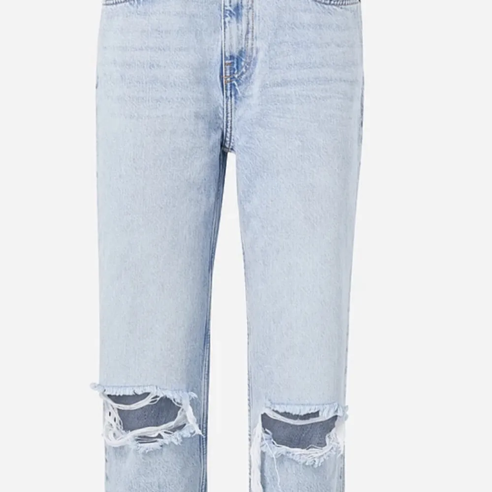 Jeans från Gina Tricot med hål, endast använda fåtal gånger. Nypris vet ej säljs för 100kr + frakt, går att diskutera pris vid snabb affär💗. Jeans & Byxor.