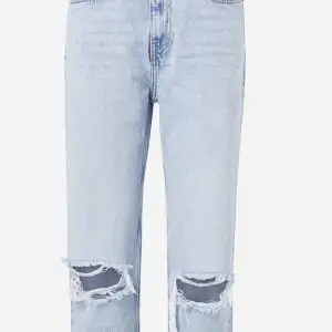 Jeans från Gina Tricot med hål, endast använda fåtal gånger. Nypris vet ej säljs för 100kr + frakt, går att diskutera pris vid snabb affär💗