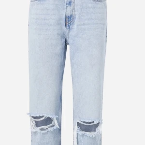 Gina Tricot jeans  - Jeans från Gina Tricot med hål, endast använda fåtal gånger. Nypris vet ej säljs för 100kr + frakt, går att diskutera pris vid snabb affär💗
