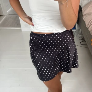 Prickig kjol - Säljer denna prickiga kjol då jag inte får användning av den längre