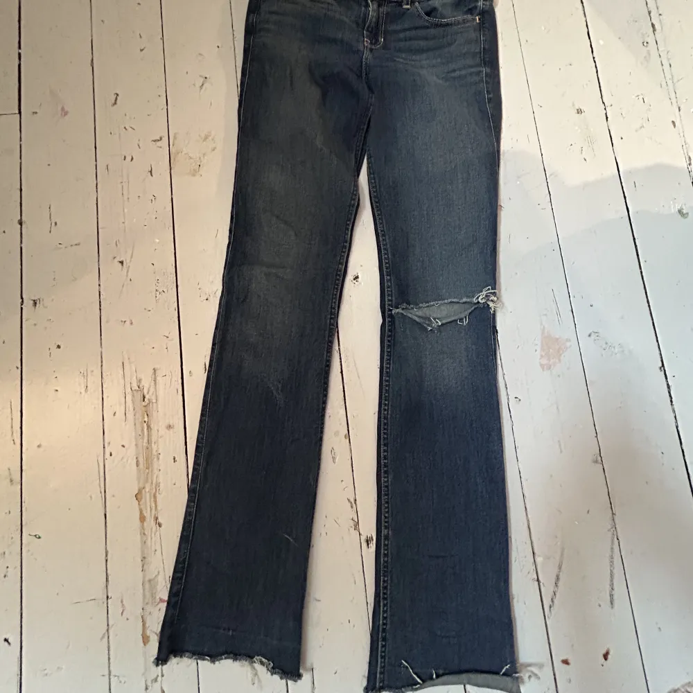 Säljer dessa lågmidjade raka jeans med hål på ena knäet, dom är slitna längst ner därav priset💗 Midjemåttet är 76cm . Jeans & Byxor.