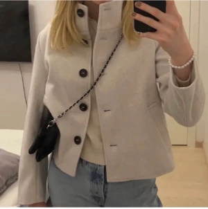 Kappa  - Säljer denna jättefina höstjacka 🤍 köpt här på Plick men ej kommit till användning 🤍 jackan är i storlek L men passar mig som vanligtvis har S 🤍 (lånade bilder, skriv privat för fler) 