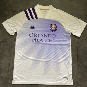 Fotbollströja - Fotbollströja från Orlando i storlek L, riktigt fet tröja men för stor för mig, skick 10/10 nypris 699kr Mitt pris 100kr+frakt