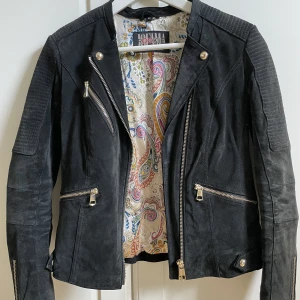 Jofama rookie - Jofama rookie by Kristine Ullebo. Har används ett fåtal gånger men varit väl omhändertagen. Storlek 36. 