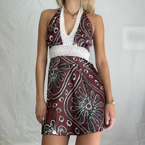 Mönstrad klänning  - Mönstrad halterneck klänning stl s/m, 40cm från byst och ner (justerbara band ovanför)