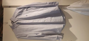 Ralph Lauren Blå vit randig skjorta - Medium - Säljer min fantastiska Ralp Lauren skjorta som är i gott skick (dock ett litet märke på framsidan, se bild). Väldigt skön och snygg skjorta i storlek Medium, nypris ca 1000 kr. 