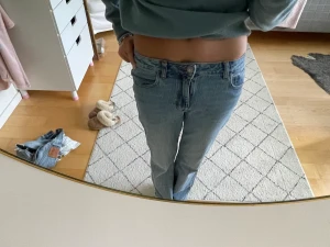 Avklippta zara jeans - Säljer dessa avklippta zara jeans som köpts för cirka 400 kr 💛💛 passar någon som är runt 160 cm lång. Jeansen är bootcut och lågmidjade 💙💙