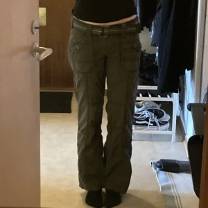 Cargobyxor - Snygga cargobyxor med matchande midjebälte från edc by esprit. Storlek 38 men passar även 36. 100% bomull