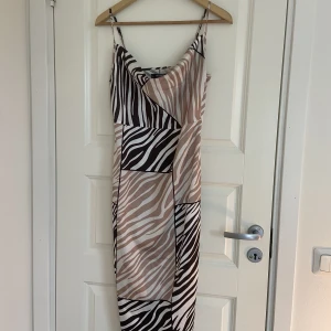 Klänning - Sjukt fin klänning, endast använd 1 gång. Skriv vid frågor eller intresse ❤️