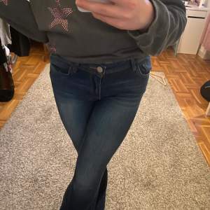 Jag har ett par snygga utsvängda jeans som inte kommer till någon användning💗Märket på jeansen är ONLY och dem är low waist💘Själv har jag nästan aldrig använt dem och är som nyskick💕Storlek 30 och märket ONLY, säljer för 150 + frakt💗