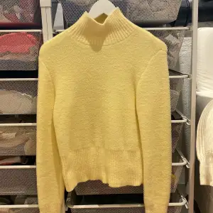 En gul stickad polo tröja från Zara i fint skick då den aldirg kommit till användning! 