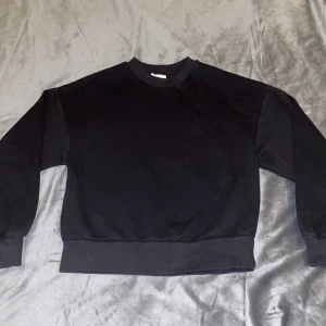 svart basic hoodie - säljer denna svarta hoodien som jag har köpt från sellpy men aldrig har kommit till användning 🫶🏼bra/nyskick