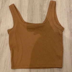 Linne  - Ribbat linne från SHEIN. Undrar du över nå skriv till mig så får du mer information. . (Frakten står alltid med i priset men om jag kan lämna det eller möta upp nån blir de billigare)