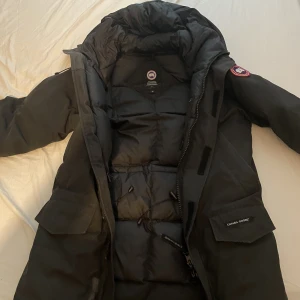 Canada Goose Longford Parka - Jackan är väll använd och har lite missfärgat från sol osv. Finns en skada på högra fram armen. Pälsen vart skadad och har kastats. Kvitto finns 