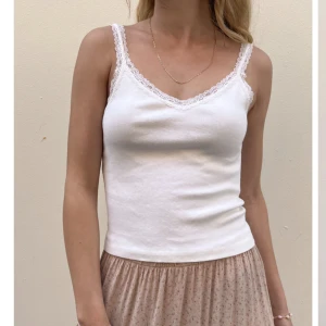 Top från brandy melville - lorance lace top från brandy melville aldrig använt nypris:170kr 