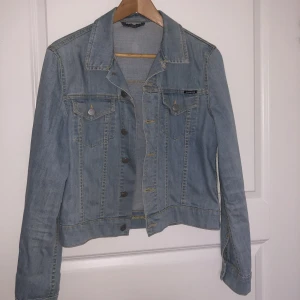 Jeansjacka - Kortare Model jeansjacka från boomerang. Ljusblå jeans