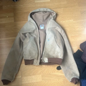 Carhartt jacka  - Vintage carhartt jacka med ett par stains och några små hål på insidan men annars i fin kondition. Perfekt för hösten, vintern och våren. Skulle nog passa perfekt för någon runt 165-170.