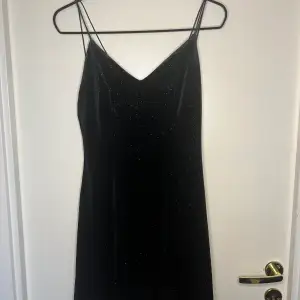 Glitter klänning i sammet med låg rygg