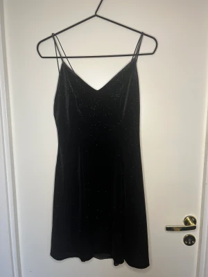 Glittrig klänning  - Glitter klänning i sammet med låg rygg