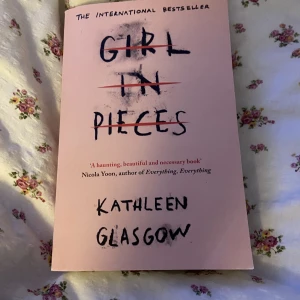 Girl in pieces - Hej! Jag säljer denhär boken, jag har läst ut den och nu behöver den en ny ägare ⭐️💗jag köpte den för 150 men säljer för 95<3