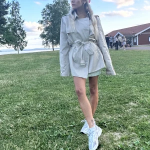 Trenchcoat  - Trenchcoat som passar bra till vår, sommar och höst om man har en tjockare tröja under.  Pris går att diskutera!