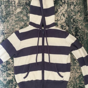 brandy melville kofta - gullig och bekväm kofta med dragkedja från brandy melville! i perfekt skick 🧡