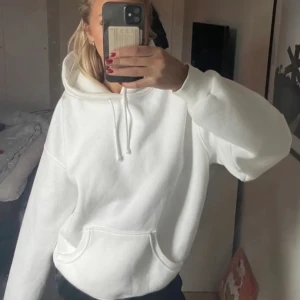 Hoodie vit - Knappt använd vit hoodie i strl M, sitter perfekt  oversized på mig som vanligtvis har M som ni ser på bild, frakt tillkommer på 66💗