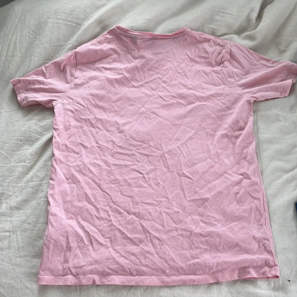 Säljer min rosa gant T-Shirt för den inte kommer till användning, köpte för nått med 400kr och säljer för 200, storlek 170cm 15 år, skriv om du är intresserad🥰. T-shirts.