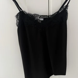 Spetslinne - Spetslinne från Amisu med reglerbara axelband. Använd fåtal gången så är i nyskick ☺️