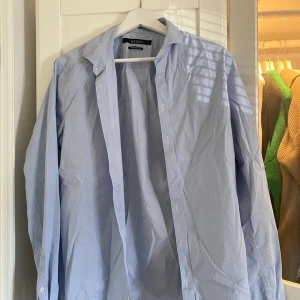 Tiger of Sweden Skjorta - Skitsnygg skjorta från tiger of sweden i storlek 40 som funkar perfekt som oversize eller vanlig fit i den storleken. Frakt ingår i pris