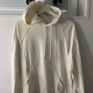 En krämvit hoodie från hm. Köp för 60kr + spårbar frakt