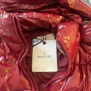 Moncler - säljer min moncler jacka då den inte kommer till användning längre💓i fint skick 