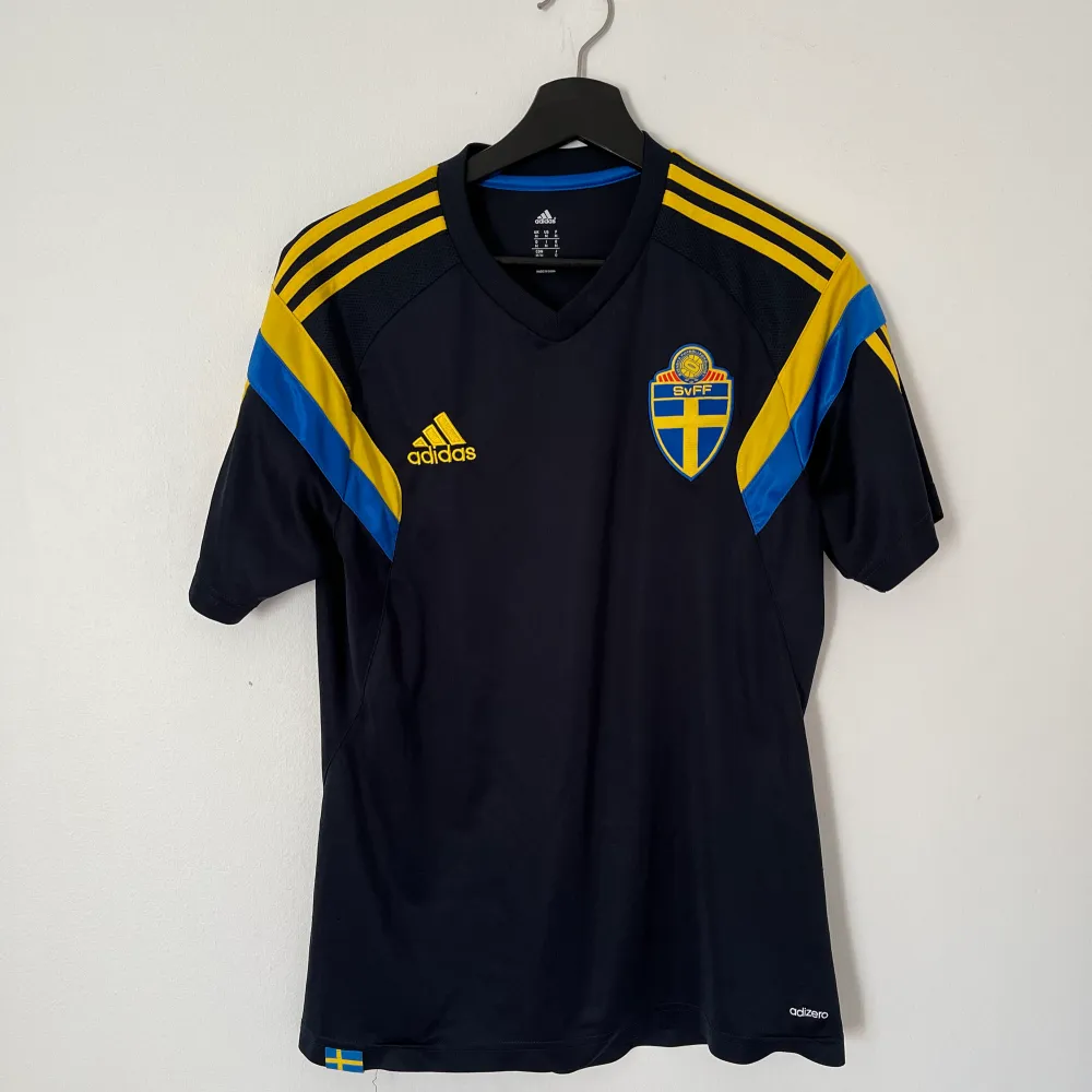 Säljer nu min fina Sverige träninströja som är perfekt att använda på träningar men också nu i vardagen. T- shirten är i prima skick.. T-shirts.