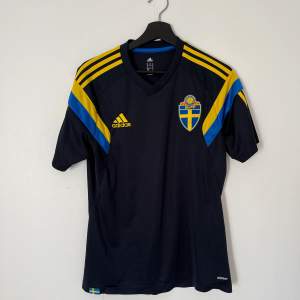 Säljer nu min fina Sverige träninströja som är perfekt att använda på träningar men också nu i vardagen. T- shirten är i prima skick.