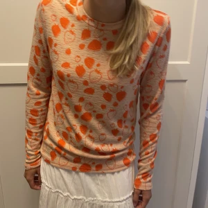 Jättefin långärmad tröja från CW - En jättefin och unik tröja från carinwester. Denna är så skön och är inte vanliga thirt materialet. Den är perfekt till en kjol eller ett par jeans när som helst. Nypris var 499kr, kontakta via intresse eller köp 🍓