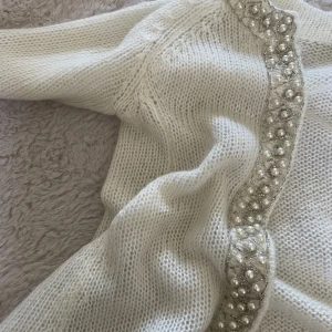 250  - De finns ingen lapp men fick den av min mamma så vet inte hur mycket de kostar förmodligen säljs den inte längre , jag är en S o den sitter bra på dig passar nog större o mindre fråga om bilder på 