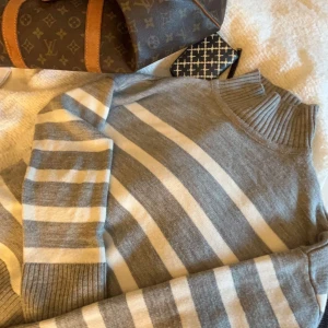 Polo tröja från chiquelle!  - Super härlig tröja som inte kommer till användning längre!  Skulle säga att den passar både M och S, blir nog lite stor för en XS🫶🏻