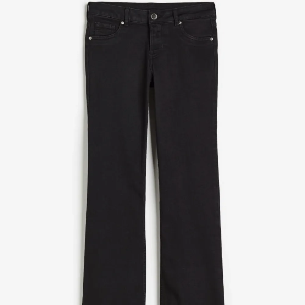 Lågmidjande jeans i svart! Köpte de från hm för 300kr och säljer nu för halva priset! Använd runt 5 gånger men finns inget fel med de!. Jeans & Byxor.