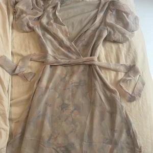 Nelly Klänning oanvänd - Köptes för en månad sedan. Oanvänd, kan sänka priset vid snabb affär😊