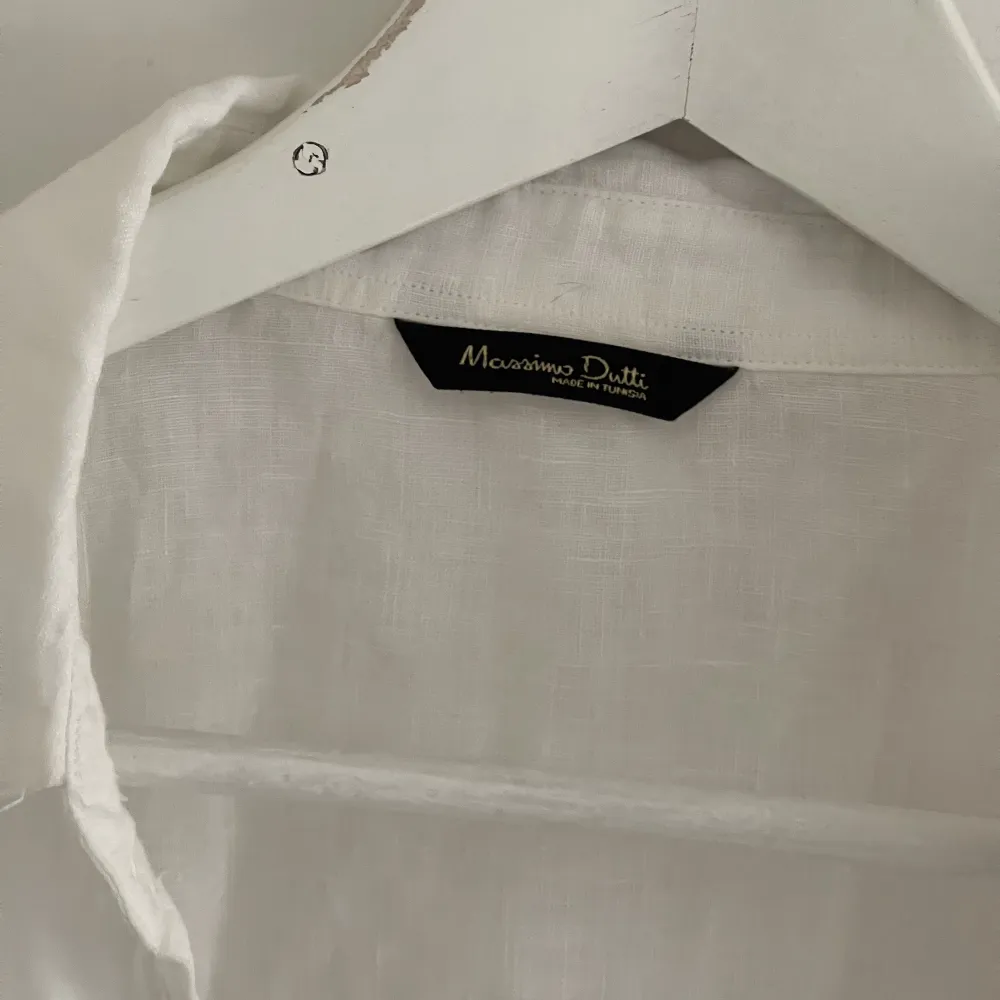 Linneskjorta från Massimodutti, storlek saknas men passar XS/S🤩🤩. Skjortor.