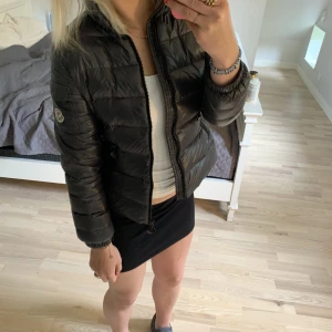 Moncler jacka  - Säljer min moncler jacka, fick hem idag men är för liten. SNABB AFFÄR PRIORITERAS! Dvs snabb affär före bra pris från min sida. Äkta.